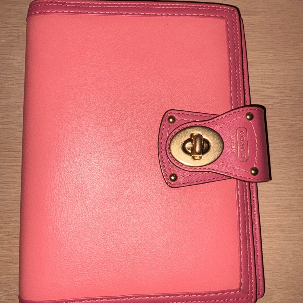 📍📍 RARE📍📍Coach Legacy Leather Turn Lock Planner Cover